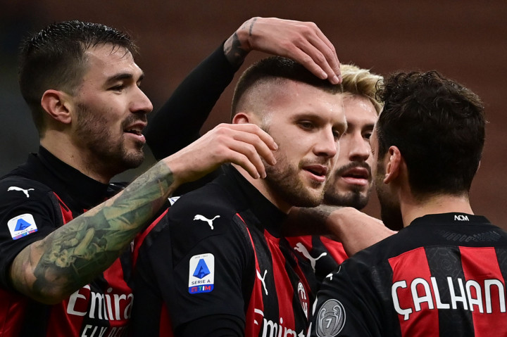 Empat gol kemenangan AC Milan diborong oleh Zlatan Ibrahimovic pada menit ke 30 dan 64 serta Ante Rebic menit ke 69 dan 70.
