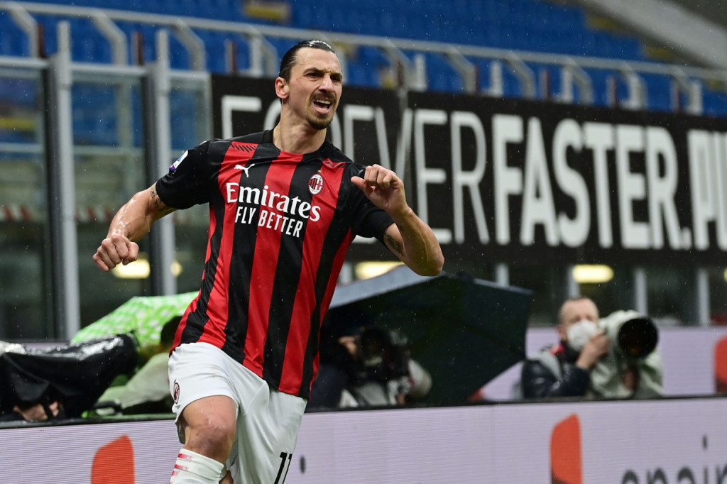 Zlatan Ibrahimovic melakukan selebrasi usai mencetak gol ke gawang Crotone.
