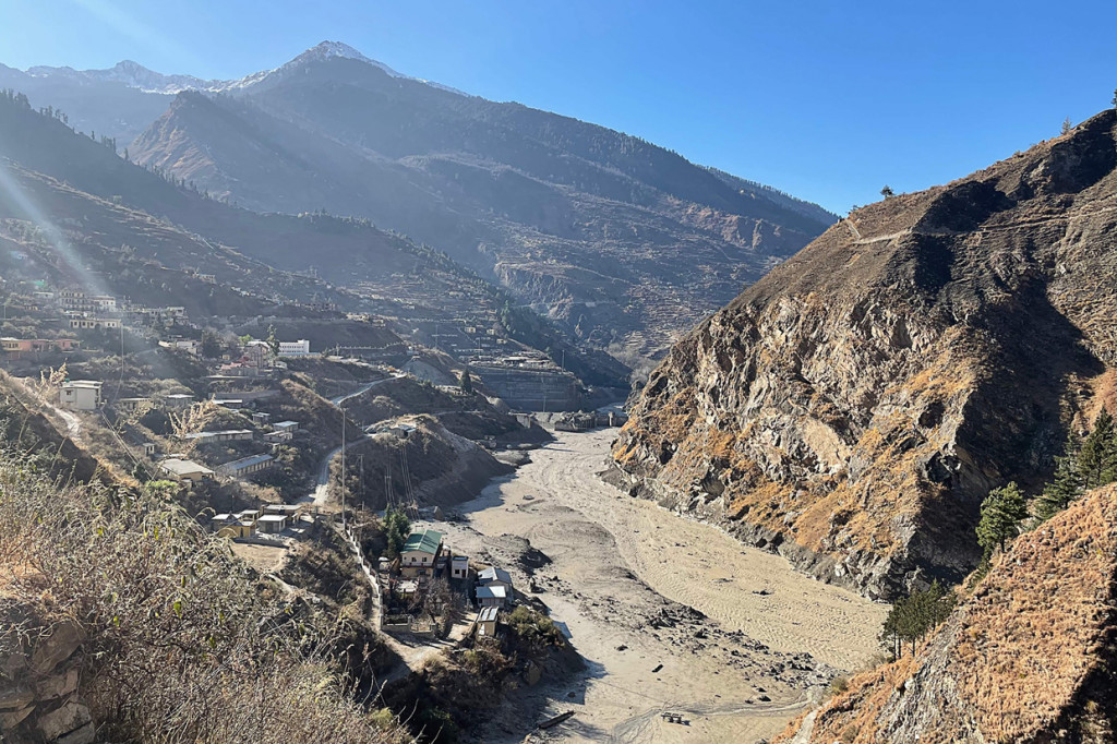 Situasi di sungai India usai diterjang arus deras yang dipicu longsornya gletser di kawasan Himalaya.