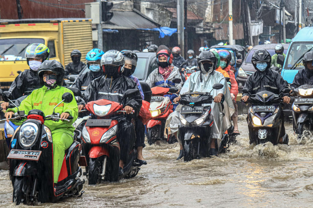 Selain itu, curah hujan yang tinggi juga mempengaruhi kondisi genangan air.