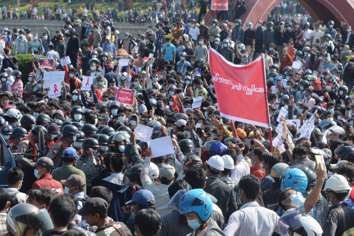 Aksi protes menentang kudeta militer Myanmar terus meluas hingga Senin, 8 Februari 2021.
