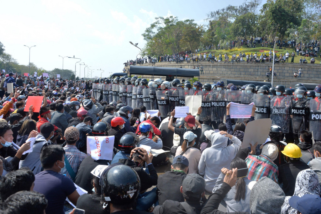 Sejauh ini, unjuk rasa atau yang disebut 'pertemuan' itu berlangsung damai, tidak seperti penindakan berdarah terhadap unjuk rasa tahun 1988 dan 2007 lalu.