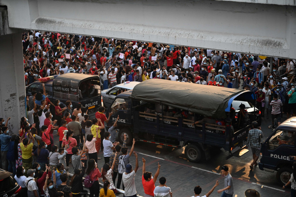 Sebuah konvoi truk militer terlihat menuju Kota Yangon pada Minggu malam waktu setempat, menimbulkan ketakutan.