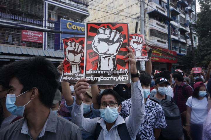 Selain menggelar aksi turun ke jalanan, aksi protes juga dilakukan melalui kampanye ketidakpatuhan sipil yang melibatkan para dokter dan tenaga medis Myanmar yang melakukan aksi mogok kerja sebagai bentuk protes mereka terhadap kudeta militer. Belakangan, para guru dan pegawai pemerintah juga ikut bergabung. 
