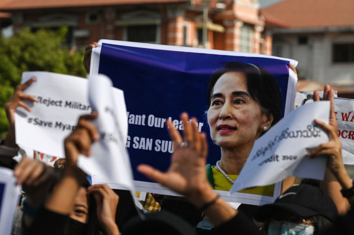 Militer Myanmar menahan Suu Kyi sejak 1 Februari lalu saat melancarkan kudeta dan mengumumkan pengambilalihan kekuasaan. Kini, kekuasaan atas Myanmar berada di tangan Panglima Militer Myanmar, Jenderal Senior Min Aung Hlaing, yang akan memimpin Myanmar selama masa darurat selama setahun ke depan.