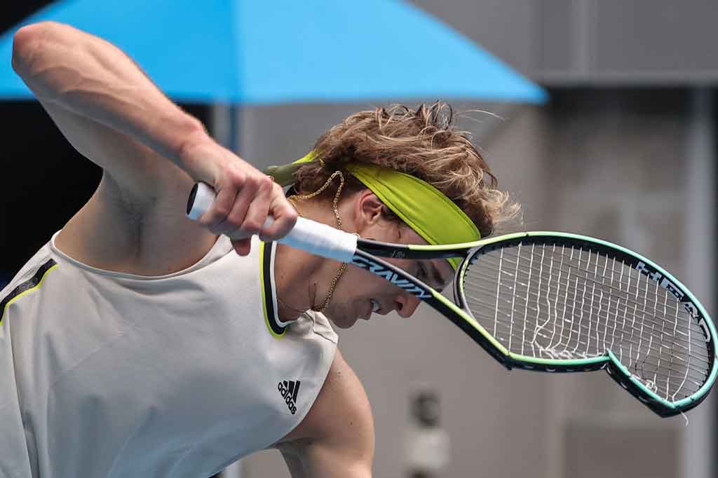 Unggulan enam Alexander Zverev membanting raketnya hingga hancur karena frustrasi saat ia harus berjuang keras melawan Marcos Giron sebelum mencapai putaran kedua Australia Terbuka Senin, 8 Februari 2021.