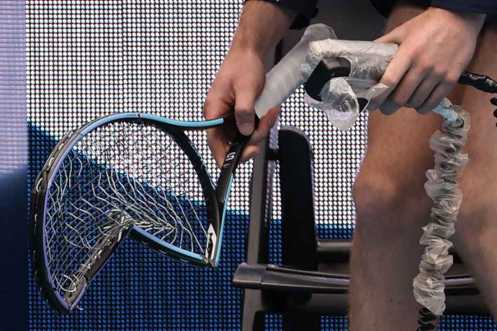 Zverev menghancurkan raketnya akibat emosi yang meluap-luap selama set kedua, sebelum mendapatkan kembali ketenangannya. 