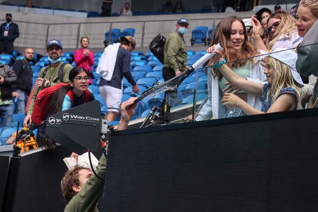 Usai laga, raket yang sudah remuk tersebut dia berikan kepada penggemar cilik di bangku penonton.