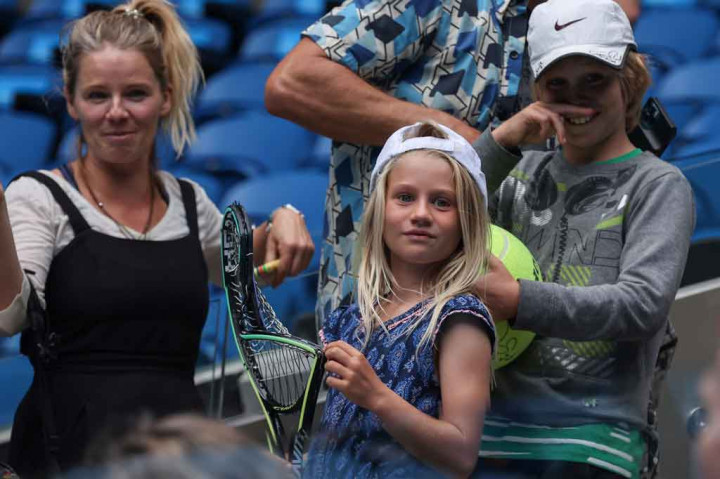 Penggemar cilik memperlihatkan raket pemberian Zverev.