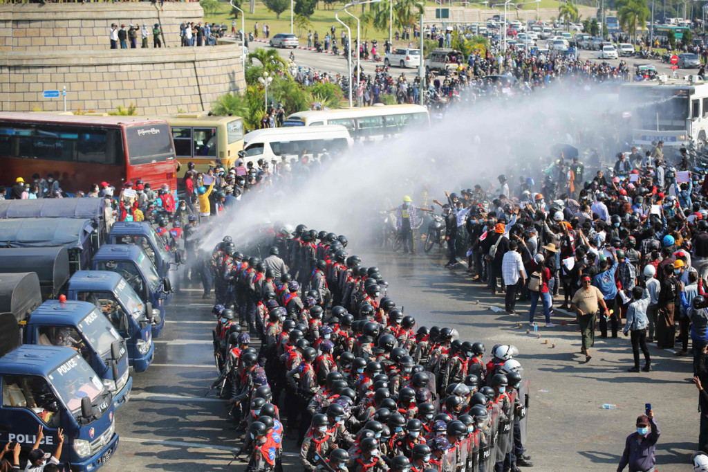 Polisi Myanmar membubarkan ribuan massa yang menggelar aksi anti-kudeta di ibu kota Naypydaw pada Senin, 8 Februari 2021, menggunakan meriam air (water cannon).