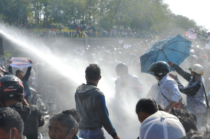 Penggunaan meriam air kali ini merupakan yang pertama sejak aksi protes terjadi dalam tiga hari terakhir. Sejauh ini demo berlangsung damai, berbeda dengan aksi protes yang sebelumnya terjadi pada 1988 dan 2007.