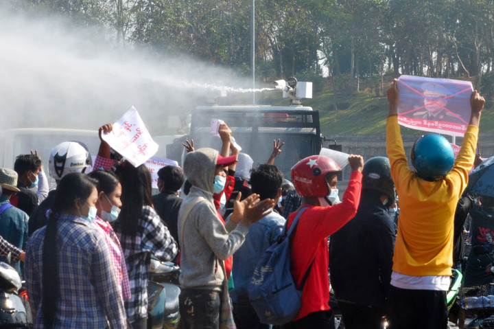 Massa dari sejumlah elemen masyarakat termasuk pekerja swasta, buruh pabrik, pekerja medis, mahasiswa, biksu melakukan aksi mogok nasional menuntut pembebasan pemimpin de facto, Aung San Suu Kyi yang menjalani tahanan rumah. Massa juga menuntut militer mengakhiri kudeta dan mengembalikan demokrasi.