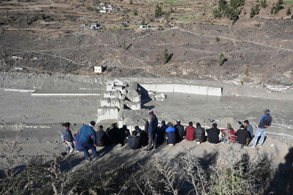 Beberapa terperangkap di terowongan yang tertutup air, lumpur, dan batu. 
