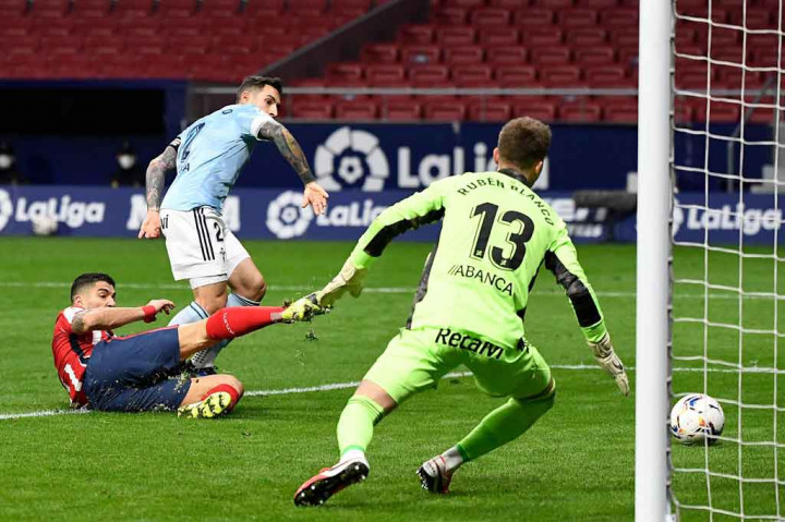 Selanjutnya pertandingan berlangsung dengan tempo lambat dan tak banyak peluang berarti sampai tepat pada menit ke-45 Luis Suarez membawa Los Colchoneros menyamakan kedudukan dengan menyambut umpan tarik Marcos Llorente.