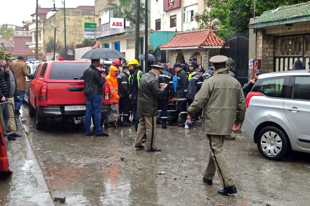 Menurut saksi mata, banyak pekerja diselamatkan berkat seorang penduduk setempat yang membantu mereka keluar dari ruang bawah tanah yang banjir dengan tali.