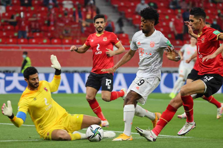 Bayern menggebrak sejak awal laga melalui permainan cepat mereka. Sementara wakil Afrika Al Ahly harus berterima kasih kepada kiper mereka Mohamed El Shenawy yang mampu mengawal gawangnya sehingga tidak kemasukan pada 15 menit pertama.
