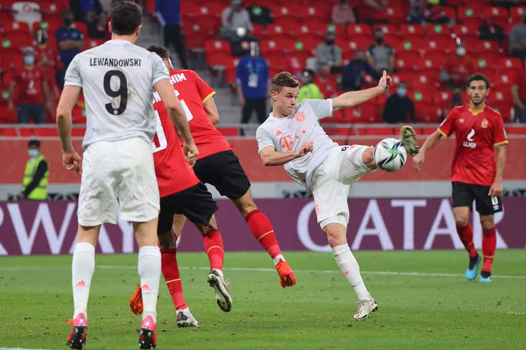 Al Ahly berusaha keras untuk menyamakan kedudukan. Di sisi Bayern, Lewandowski, Joshua Kimmich, dan Alphonso Davies menyia-nyiakan peluang untuk membawa timnya menggandakan keunggulan sebelum turun minum.