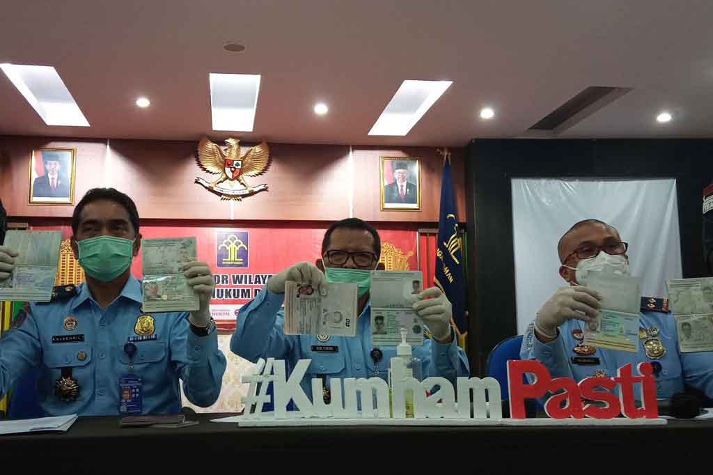 Kepala Kantor Imigrasi Kelas I TPI Banda Aceh, Telmaizul Syatri, mengatakan telah menahan sebanyak 18 paspor kru kapal. 