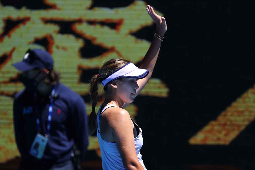 Sofia Kenin melakukan selebrasi usai mengawali usahanya mempertahankan gelar di ajang Grand Slam Australia Open dengan memenangi babak pertama. 