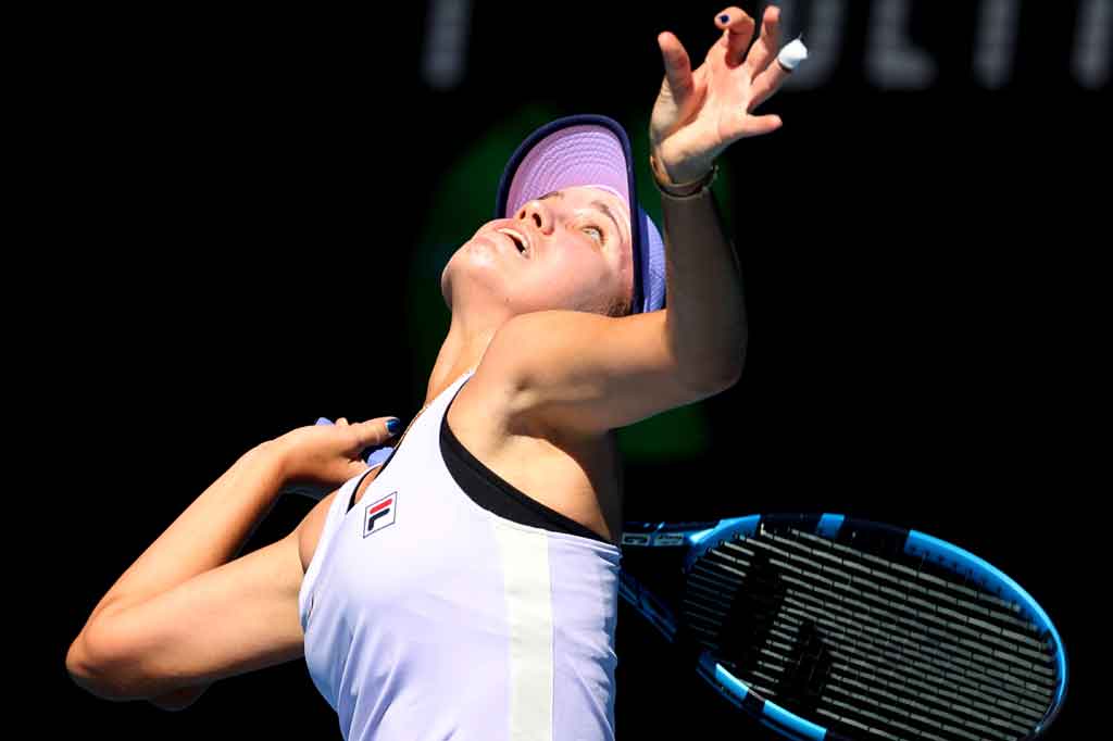 Unggulan keeempat Kenin sempat dipatahkan servisnya dua kali dan tertinggal 1-3 di awal set. Menyadari posisinya bisa saja memburuk, Kenin menguatkan pertahanan dan balik mendominasi dan menutup set pertama dengan 7-5.