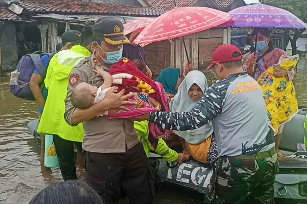 Tim SAR gabungan mengevakuasi warga korban banjir di Kota Pekalongan, Jawa Tengah, Selasa, 9 Februari 2021. 