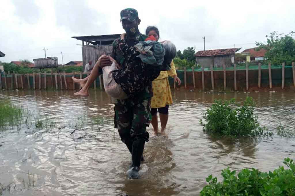 Pengungsi korban banjir di Kota Pekalongan terus bertambah karena banjir terus meninggi hingga capai 1,5 meter dan tidak kunjung surut.