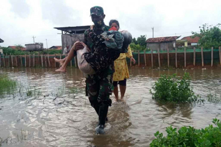 Pengungsi korban banjir di Kota Pekalongan terus bertambah karena banjir terus meninggi hingga capai 1,5 meter dan tidak kunjung surut.
