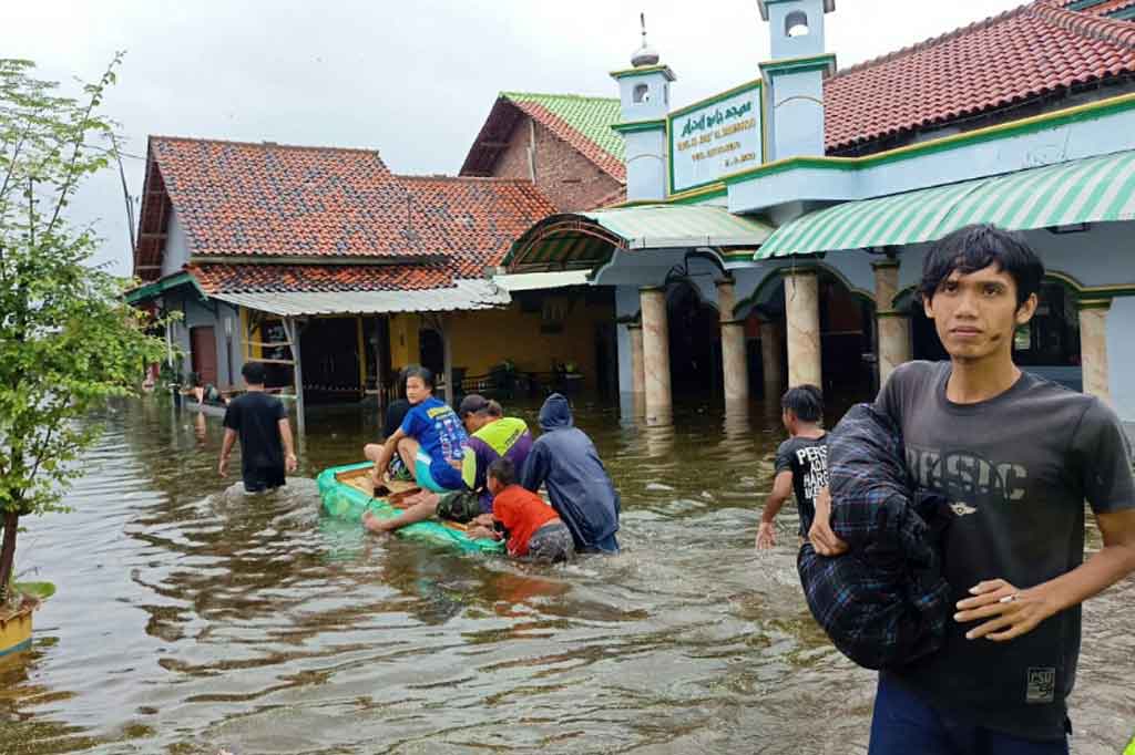 Bencana banjir yang terjadi di beberapa daerah di pantura Jawa Tengah kian
menyulitkan warga, sehingga gelombang pengungsian terus berlanjut. Banjir dengan ketinggian 0,3-1,5 meter masih merendam berbagai daerah di pantura seperti Pekalongan, Kendal, Kota Semarang, Demak, Kudus, Jepara, dan Pati, akibat tingginya intensitas hujan ditambah meluapnya sungai serta air laut pasang (rob).