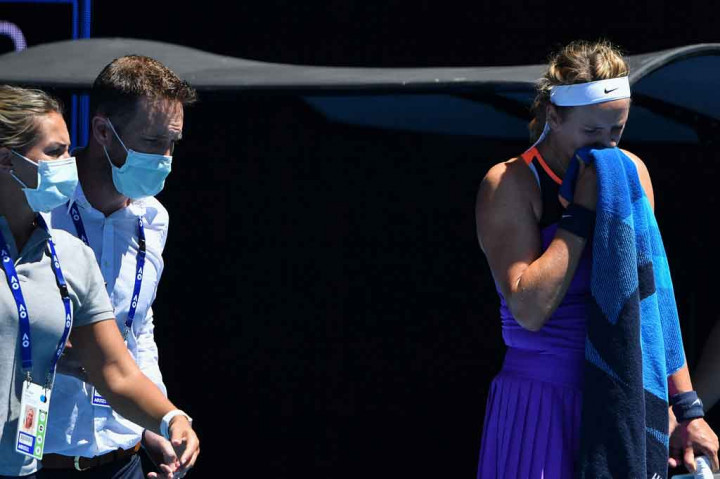 Petenis asal Belarusia tersebut tampak terengah-engah saat bertanding. Unggulan ke-12 itu membutuhkan dua kali waktu istirahat untuk mendapatkan perawatan di set kedua. Dia akhirnya menyerah dua set langsung dengan skor 7-5, 6-4.