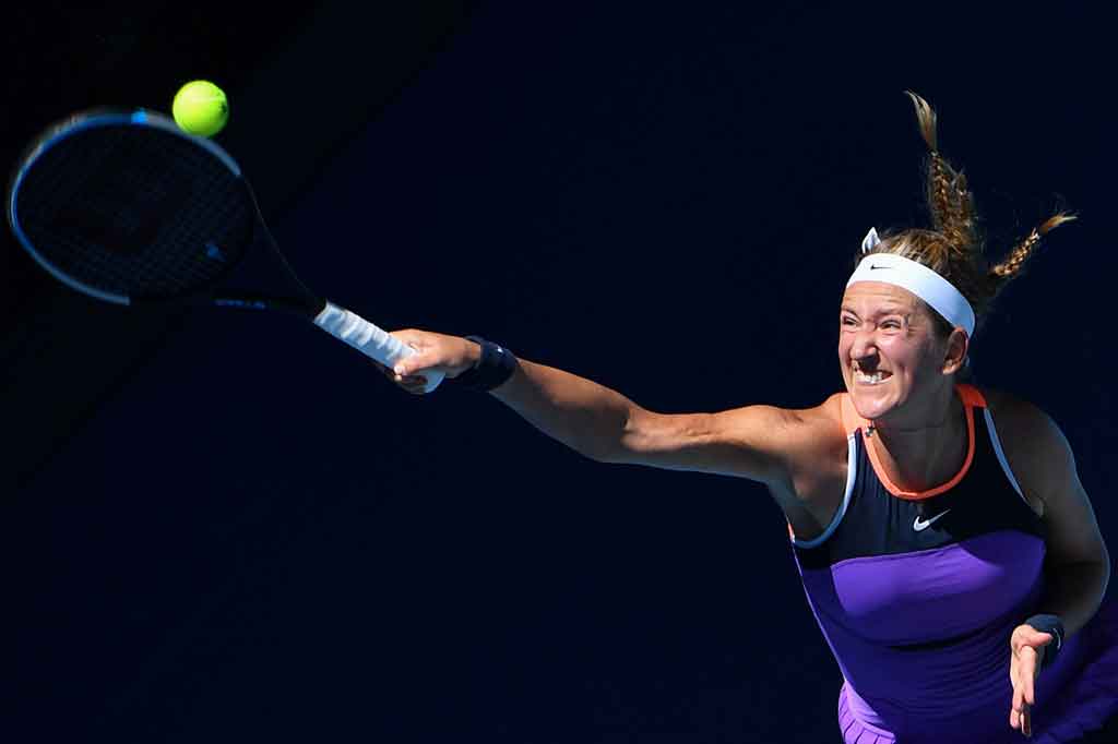 Azarenka, 31, terlihat mengalami kesulitan di awal saat ketika ia sempat memimpin 5-2 sebelum berbalik arah dan kehilangan lima gim berikutnya.