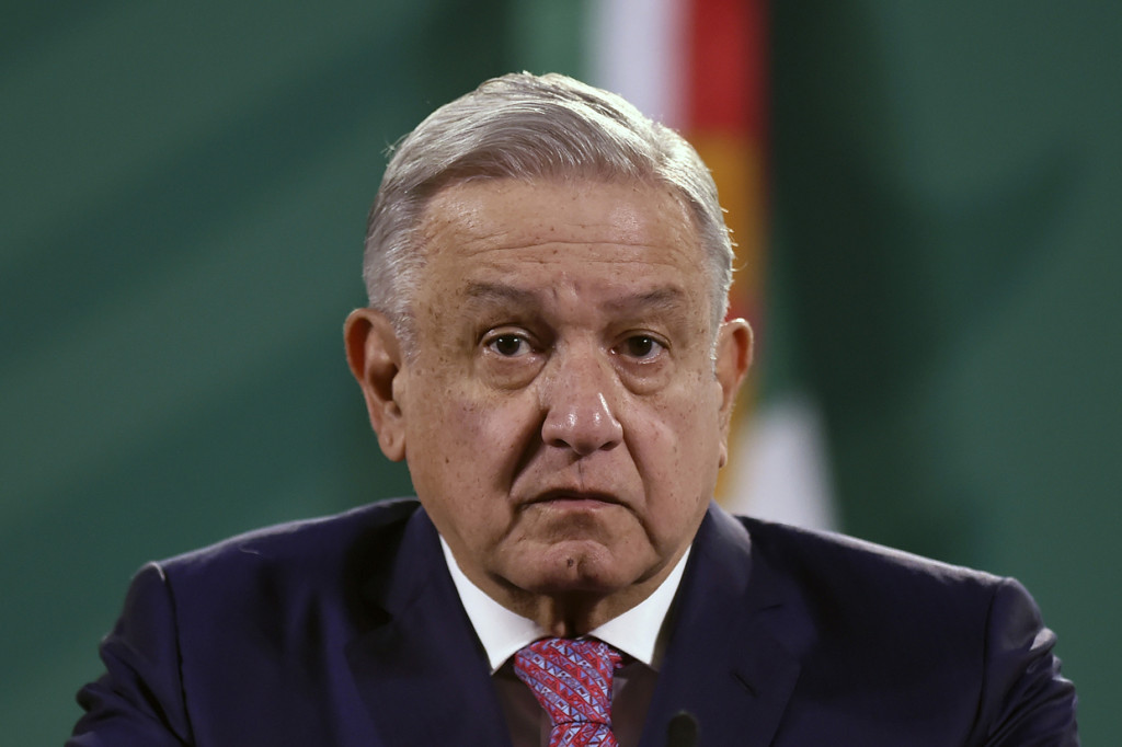 Tidak seperti banyak pejabat tingginya, Lopez Obrador menghindari masker selama pandemi. Sikapnya telah bertentangan dengan opini publik Meksiko yang beranggapan bahwa mengenakan masker sangat berguna.
