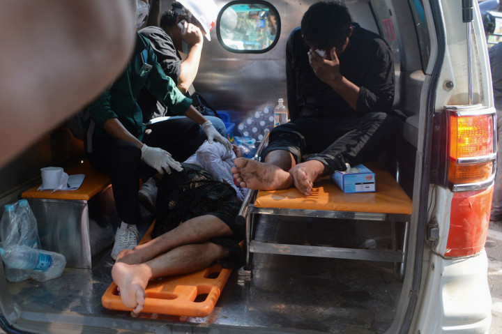 Dilaporkan empat orang terluka akibat terkena peluru karet. Salah satu korban adalah seorang wanita, dan disebut dalam kondisi kritis akibat luka di kepala.