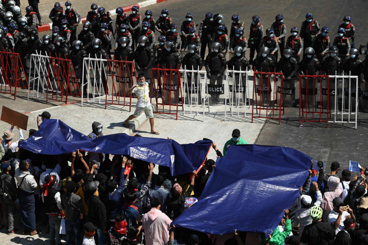 Aksi protes terjadi selama empat hari berturut-turut untuk menentang kudeta yang menggulingkan pemimpin sipil Aung San Suu Kyi.