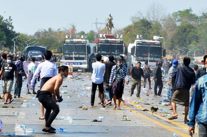 Seorang saksi mata mengatakan bahwa para pedemo berlari berusaha menyelamatkan diri saat polisi mulai menembakkan peluru karet ke udara, bukan ke arah kerumunan massa.