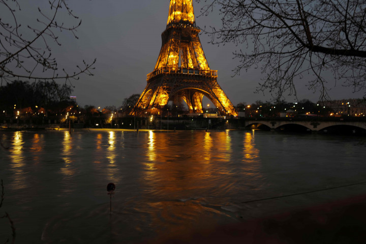 Jalanan Paris dibanjiri air luapan Sungai Seine pada Senin, 8 Februari 2021, waktu setempat, setelah banjir di seluruh Eropa menyebabkan sungai meluap. AFP Photo/Valery Hache