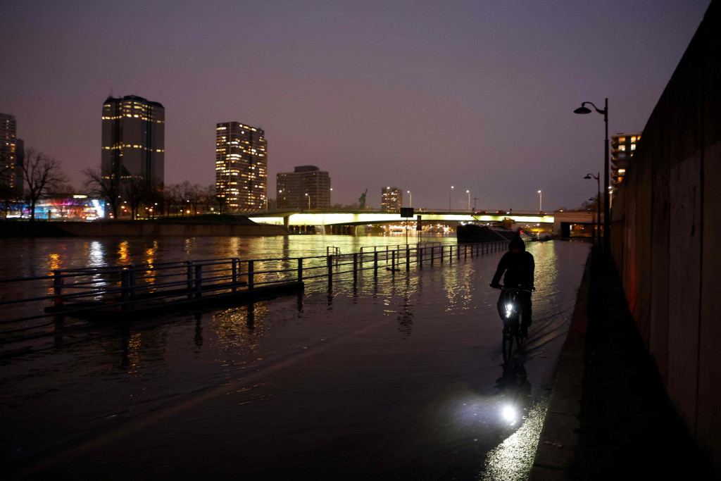 Tanggul dan jalan terkenal ibu kota terendam di bawah sungai selama lima hari berturut-turut dari hari Sabtu karena ramalan cuaca 'la inondation' akan berlangsung hingga Senin. AFP Photo/Ludovic Marin