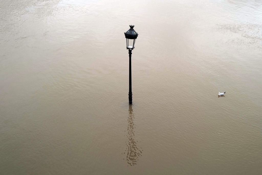 Sungai-sungai di seluruh Prancis merusak tepiannya minggu ini di tengah banjir besar dan layanan cuaca nasinal memperkirakan air akan tetap tinggi selama akhir pekan. AFP Photo/Valery Hache