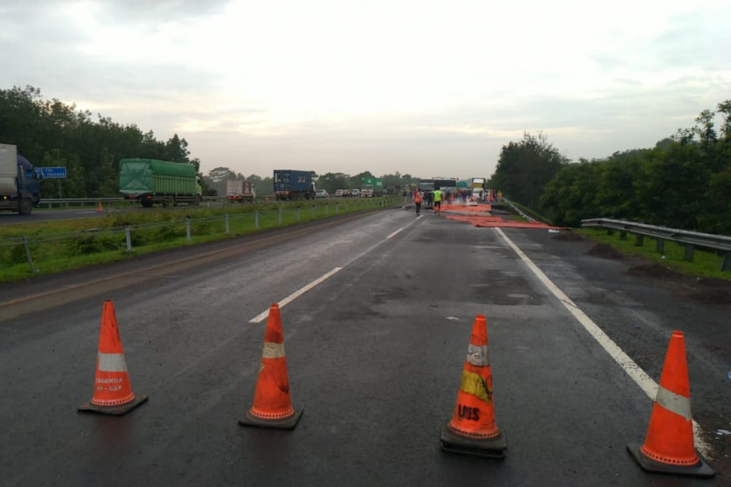 Badan jalan tol Cikopo-Palimanan (Cipali) ambles dan mengalami penurunan di ruas KM 122.