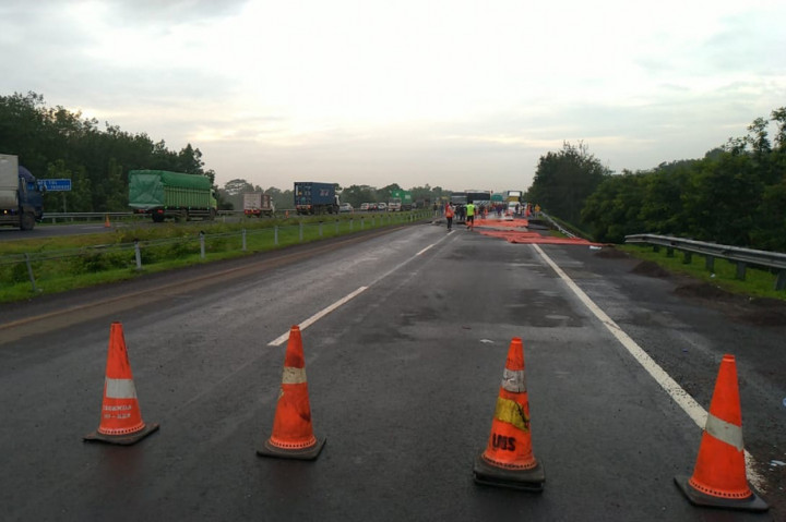 Badan jalan tol Cikopo-Palimanan (Cipali) ambles dan mengalami penurunan di ruas KM 122.