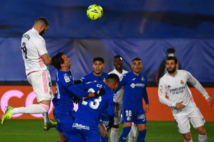 Real Madrid tampil menekan sejak awal laga. Pada menit ke-18 Karim Benzema nyaris menjebol gawang tim tamu. Sayang sundulannya masih membentur tiang gawang.