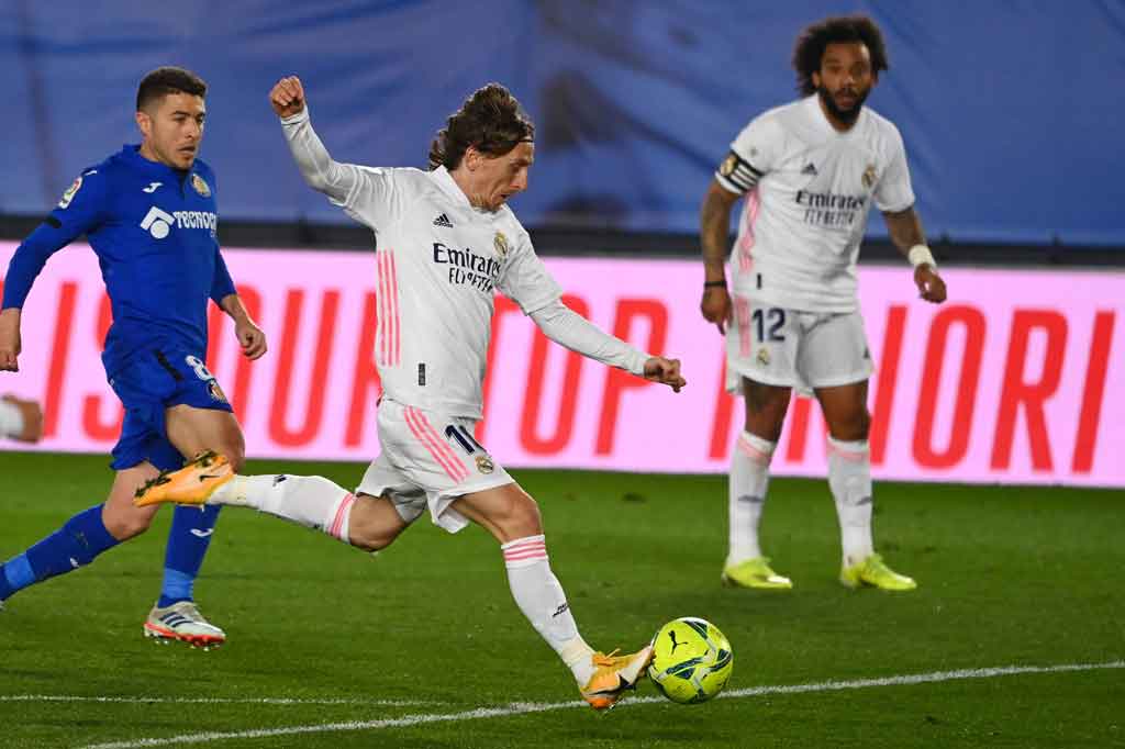 Peluang kembali diperoleh Real Madrid pada menit ke-32, tetapi sepakan Raphael Varane masih melenceng. Sementara lima menit kemudian tembakan Luka Modric menyambut umpan Marcelo masih mampu dihalau kiper David Soria menggunakan kakinya. Skor nirgol bertahan hingga turun minum.