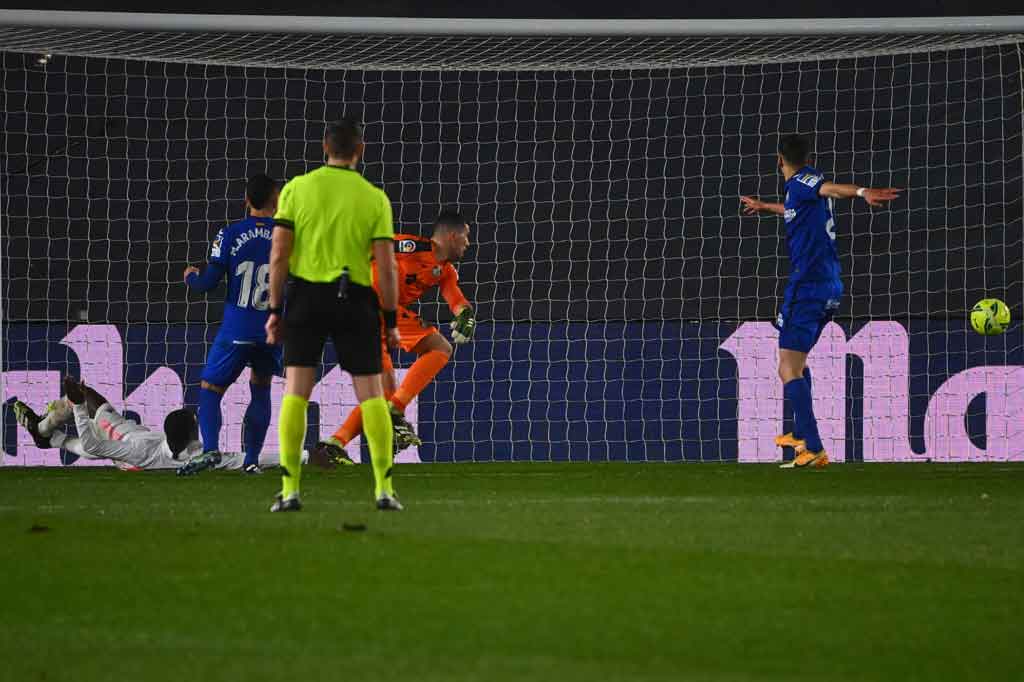 Enam menit berselang, tuan rumah menggandakan keunggulan mereka saat Ferland Mendy merangsek ke dalam kotak penalti untuk menyelesaikan umpan terobosan Marcelo.