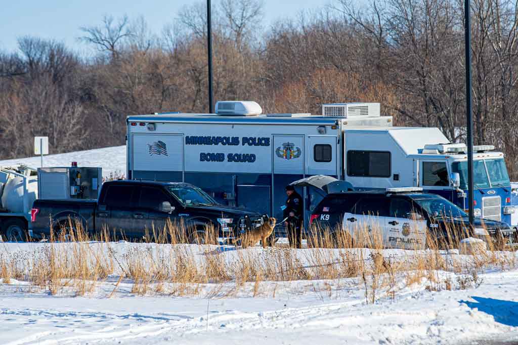 Surat kabar Star Tribune menyatakan, sedikitnya lima orang terluka parah, termasuk seorang perempuan yang diterbangkan ke rumah sakit dengan tiga luka tembak. 