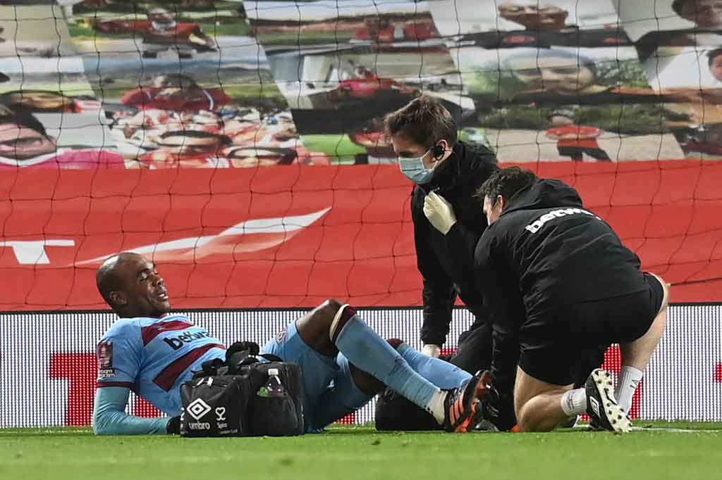 Pertandingan waktu normal lebih banyak diwarnai cedera yang membekap para pemain West Ham ketimbang gol. West Ham harus kehilangan Angelo Ogbonna hanya 16 menit selepas laga dimulai. Penggantinya, Issa Diop juga hanya mampu bermain hingga turun minum sebab di awal babak kedua ia digantikan oleh Ryan Fredericks.