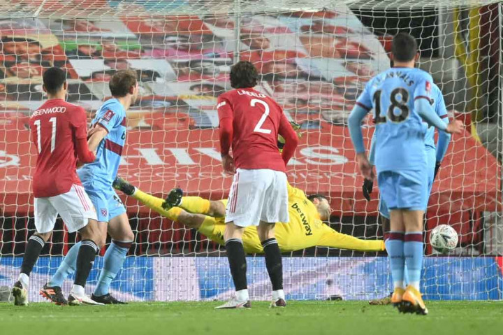 Delapan menit memasuki babak kedua, kiper West Ham, Lukasz Fabianski melakukan penyelamatan gemilang setelah menutup ruang tembak Marcus Rashford yang berusaha memanfaatkan bola sepakan Anthony Martial.