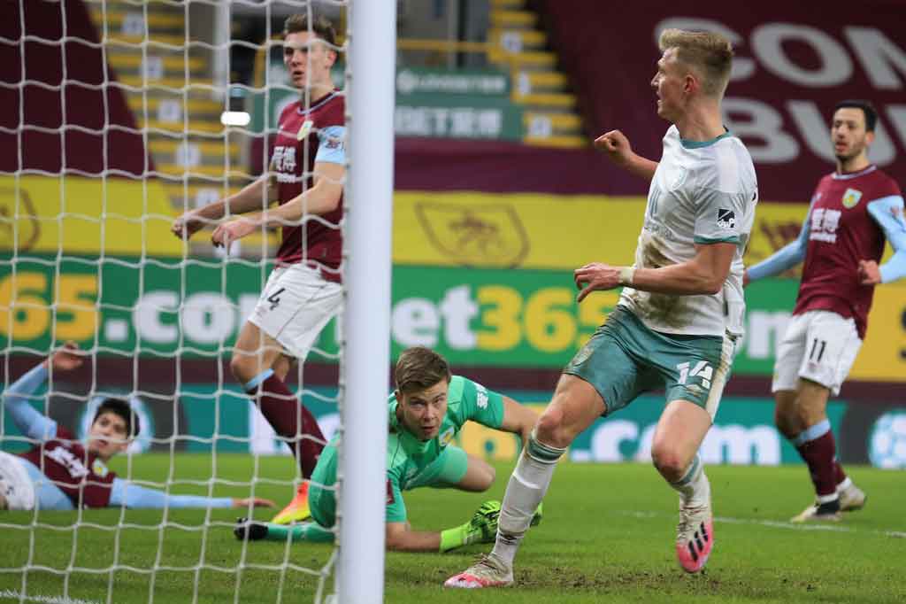 Pada menit ke-21, Bournemouth akhirnya berhasil membobol gawang Burnley lewat Sam Surridge. Gol berawal dari aksi bek Jack Stacey yang merangsek membantu serangan sebelum mengirim umpan tarik matang yang diselesaikan dengan sontekan mudah oleh Surridge.