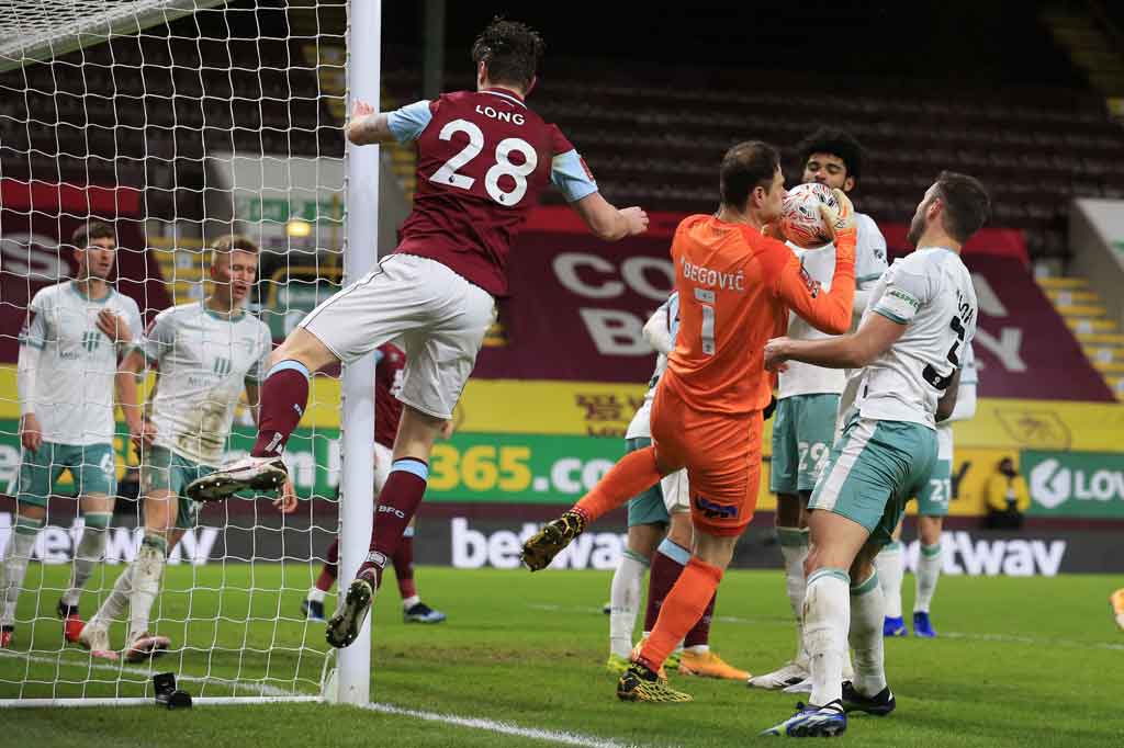 Burnley memasuki babak kedua dengan intensitas serangan yang lebih baik dan hampir menyamakan kedudukan tiga menit selepas sepak lanjut. Sayang tembakan penyelesaian Matej Vydra masih bisa dimentahkan kiper Asmir Begovic. Begovic kembali melakukan penyelamatan gemilang pada menit ke-54 untuk menggagalkan tembakan jarak jauh Dwight McNeil.
