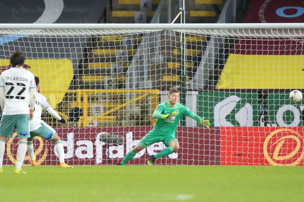 Alih-alih mampu bangkit, Burnley malah dihukum penalti setelah Kevin Long menjatuhkan Surridge di dalam area terlarang pada menit ke-87. Stanislas yang menjadi algojo dengan tenang menempatkan bola ke pojok kanan atas gawang dan tak terhentikan oleh upaya halauan Peacock-Farrell, demi mengunci kemenangan Bournemouth 2-0 atas Burnley.