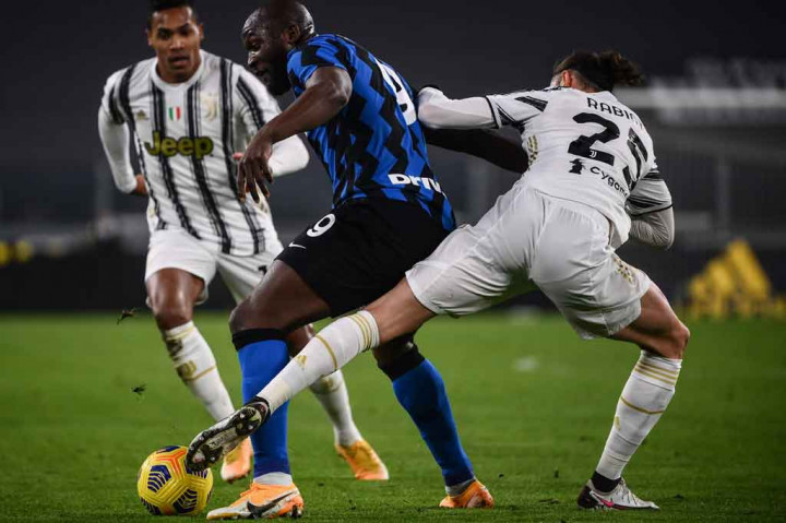 Kendati jalannya pertandingan babak pertama berlangsung sengit, baik Juventus maupun Inter kesulitan menciptakan peluang berarti pada 15 menit pembukaan.