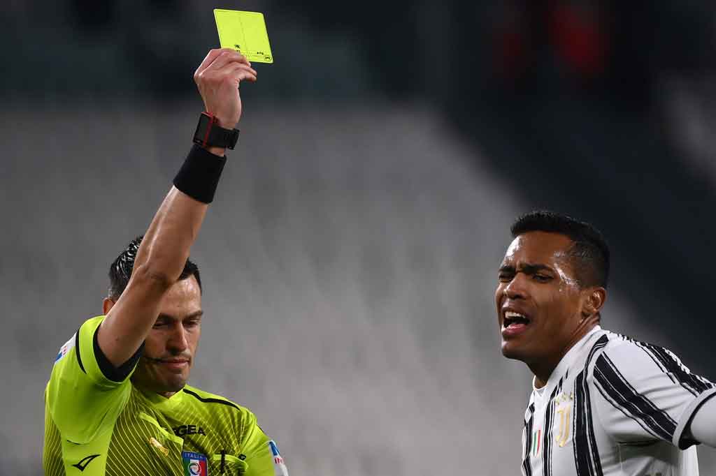 Alex Sandro mendapatkan kartu kuning akibat pelanggarannya terhadap Achraf Hakimi, dan ia akan absen pada laga final. 